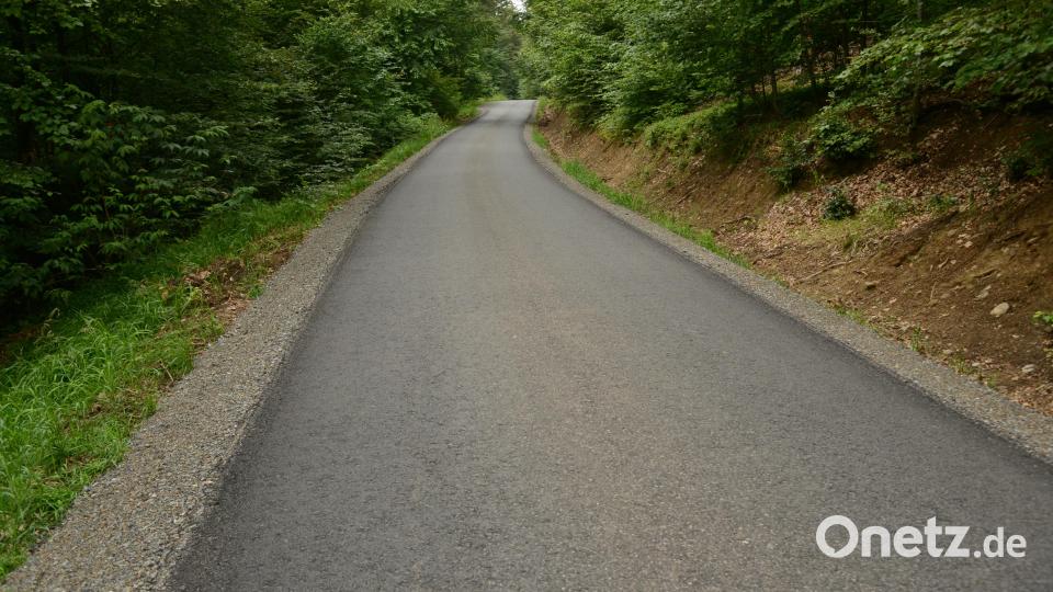 Die Gemeindeverbindungsstraße von Waldthurn zum Schutzhaus am Fahrenberg wurde mit einem Kostenaufwand von 70.000 Euro saniert und hat eine neue Deck- und Tragschicht erhalten. Bild: bey