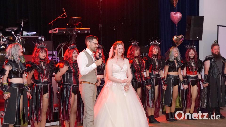Das Brautpaar mit der Showtanzgruppe des TSV Reuth. Bild: Bernd Stengl/exb