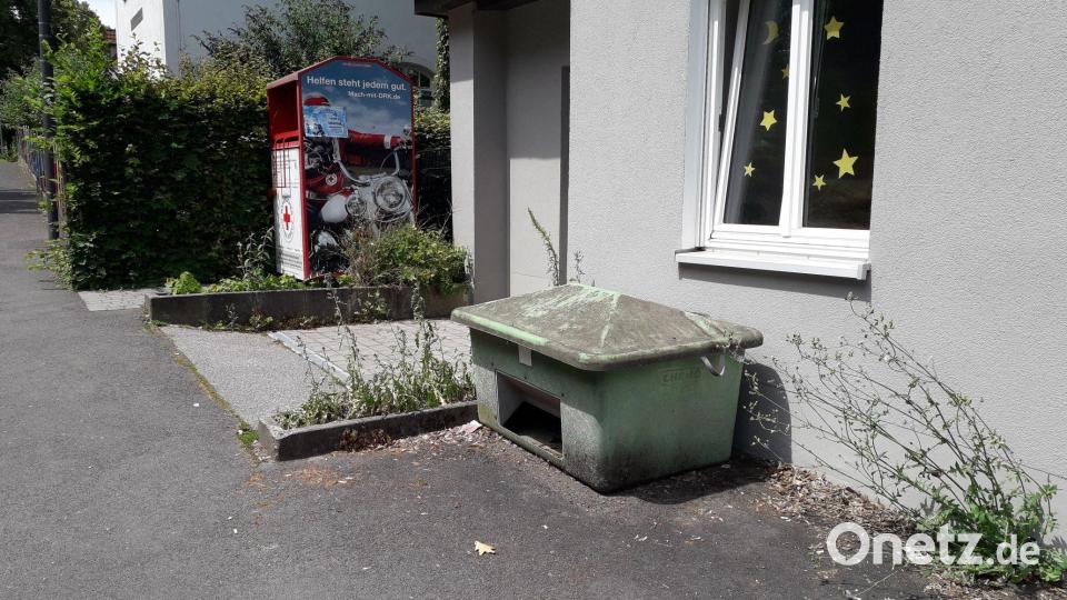 Das Unkraut sprießt einen halben Meter in die Höhe, und auch die verwitterte Streusandkiste schaut nicht schön aus - vor der nagelneu sanierten Kita Sonnenschein in Sulzbach-Rosenberg gibt es ein Schmuddel-Eck, von dem sich manche wünschen, dass es auch noch aufgehübscht wird. Bild: Thomas Steiner/exb