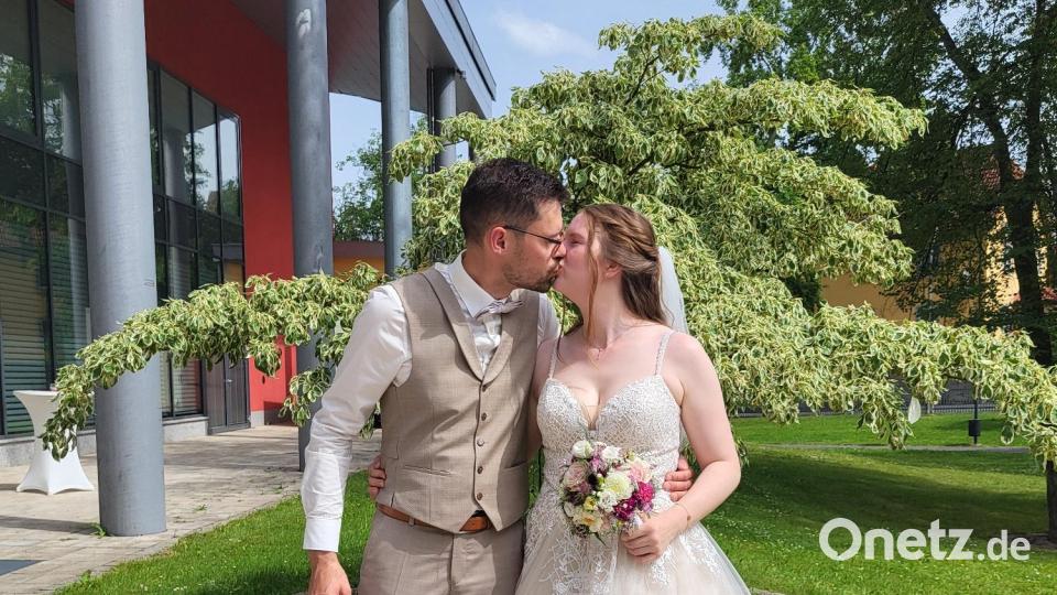Im Erbendorf Stadtpark zeigten Jasmin und Wolfgang Hösl ihre Liebe. Bild: Nicole Mark/exb