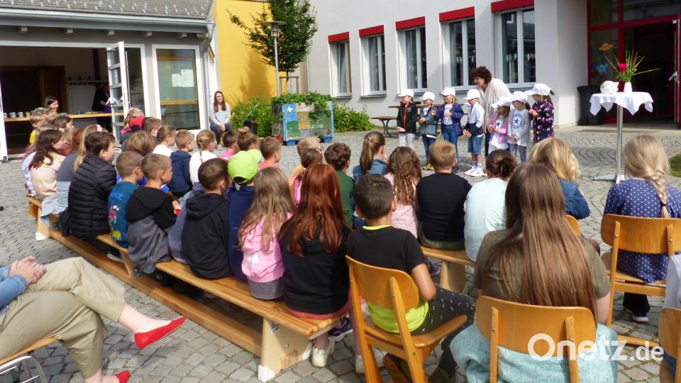 Die Vorschulkinder singen das Lied von den „Rittersleut&quot;. Bild: sl
