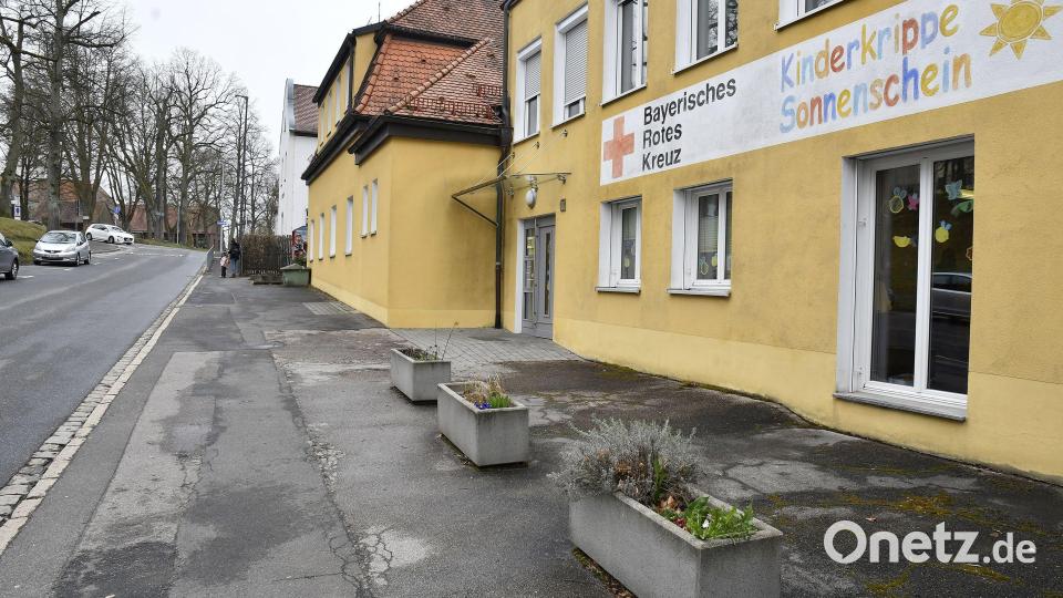 So sah die Kinderkrippe Sonnenschein noch im Jahr 2022 aus, Mitte 2023 wurde die Fassade saniert und in einen modernen Grauton gestrichen. Auch eine Haltebucht am Gehweg vor dem Eingang wurde eingerichtet. Archivbild: Petra Hartl