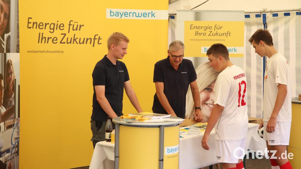 Nach und vor dem Fußballspielen finden die jungen Kicker Zeit, sich über die Ausbildungs- und Berufsmöglichkeiten von namhaften Firmen aus der Region zu informieren. Die Idee wurde vor mehreren Jahren erstmals umgesetzt, am Samstag steigt die 3. Auflage auf dem Siegfried-Merkel-Sportplatz in Etzenricht. Archivbild: war