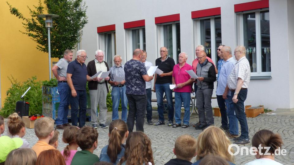 Der Männergesangverein „Liederkranz“, der unter anderem das bekannte Leuchtenberger Lied sang. Bild: sl
