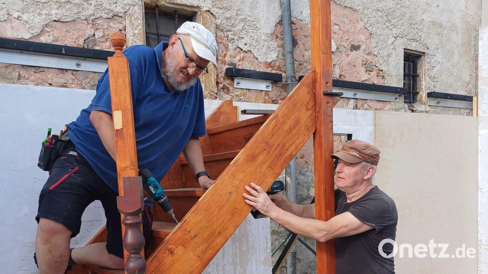 Seit Wochen bauen Roland Fritsch (links) und Erhard Ackermann (rechts) die von Fritsch entworfenen Kulissen für „Das Wirtshaus im Spessart“ auf der Festspielbühne – hier die Treppe im Wirtshaus. Bild: u