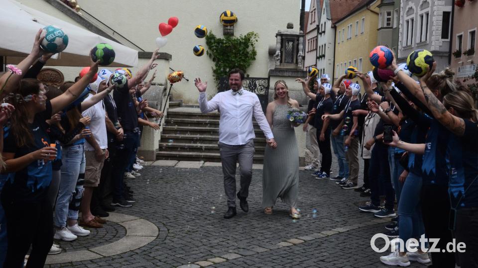 Da fliegen Bälle, Seifenblasen und Ballons: Franziska Scheidler und Sean Ryder schreiten durch das Spalier der Sportler. Bild: Kunz