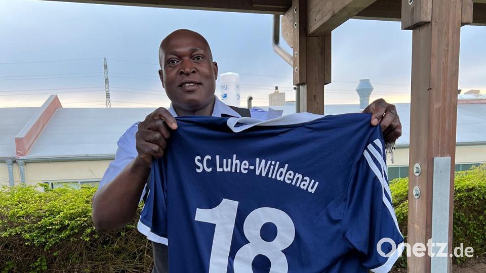Der Kellner des Golfclubs Schwanhof zeigt ein Trikot. Bild: Gebhardt/exb