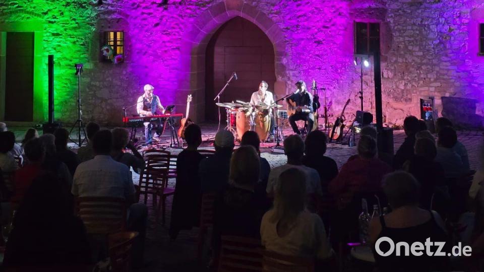 Die Gruppe &quot;I Cantautori&quot; trägt beim Italienischen Abend auf Burg Dagestein Lieder aus Bella Italia vor. Bild: Agnes Rauscher/exb