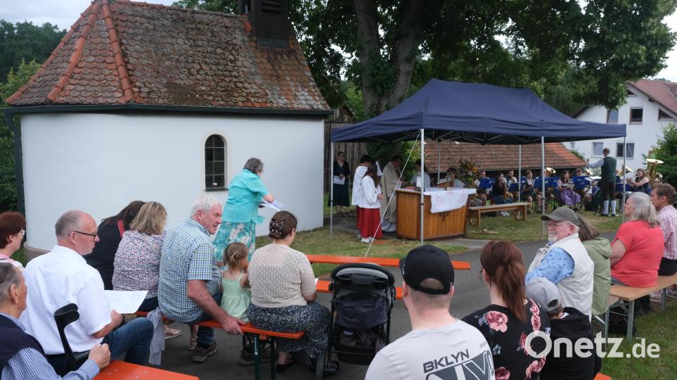 Fiederhof gehört zur Pfarrei Ammerthal. Pfarrer Klaus Haußmann zelebrierte den Gottesdienst, bei dem viele Gläubige zum Empfang der Kommunion gingen. Bild: usc