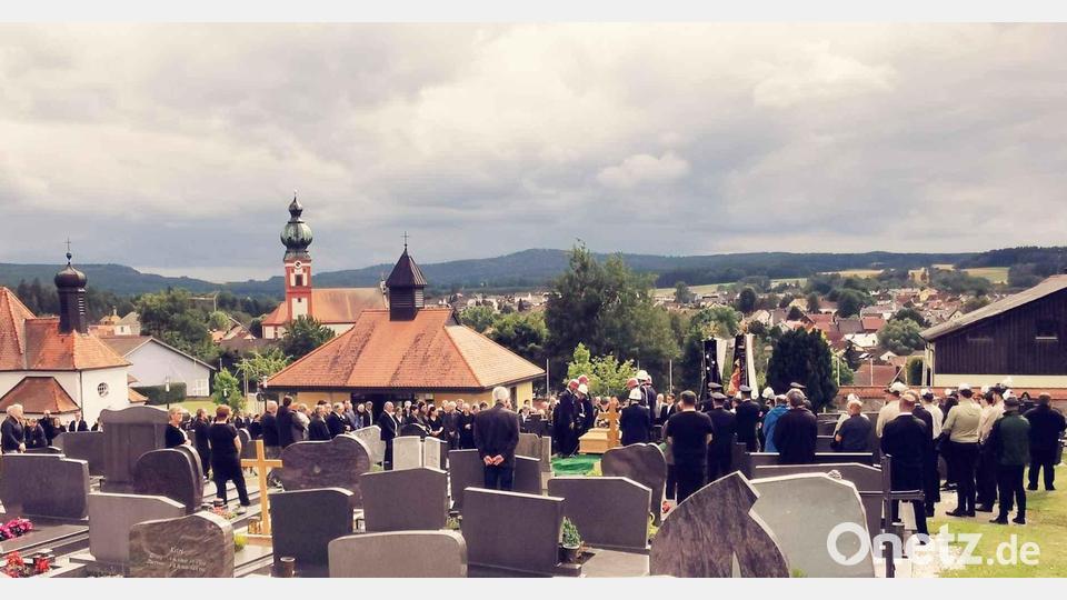 Eine große Trauergemeinde nahm am Mittwoch vom verstorbenen Burkhard Kleber Abschied. Bild: gz