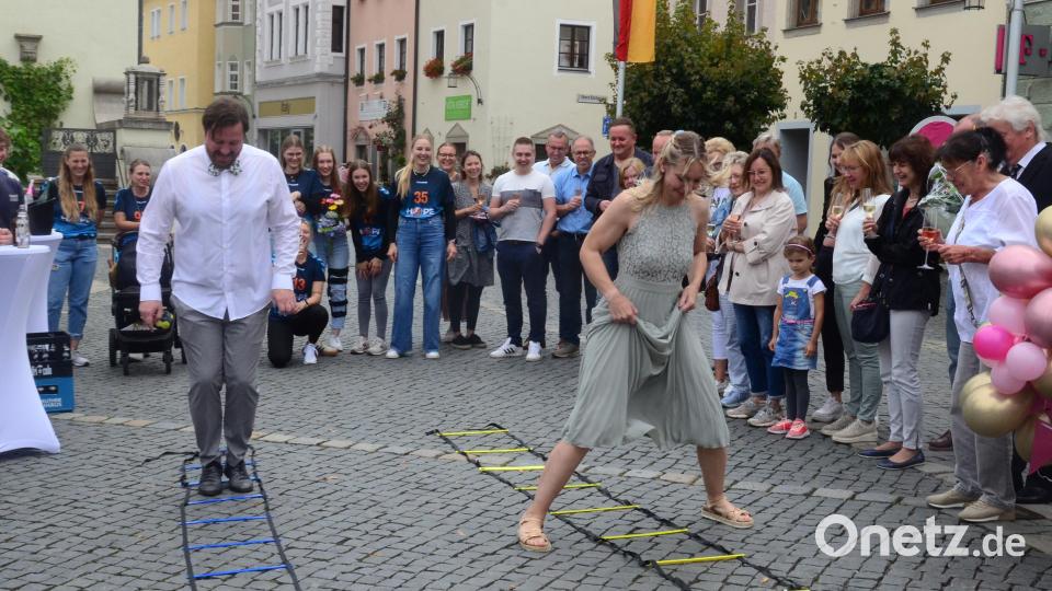 Kleine Trainingseinheit nach der Trauung: Franziska Scheidler und Sean Ryder auf der Koordinationsleiter. Bild: Kunz