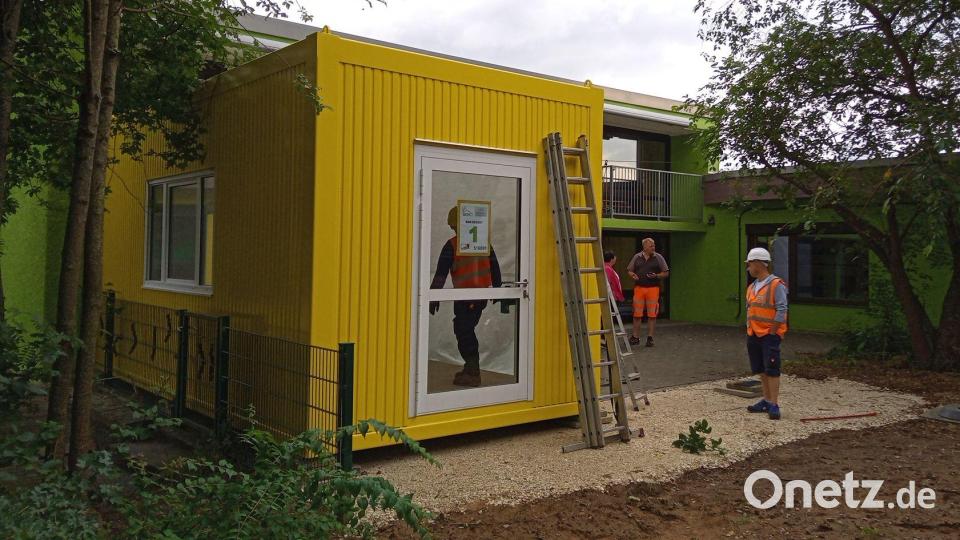 In der Außenfläche des Wolfgang-Kindergartens werden die beiden Container aufgestellt. Sie sollen vor allem den Krippenkindern als Schlafraum dienen. Bild: Thomas Dotzler/exb