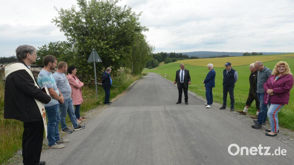 Das sogenannte &quot;Russensträssl&quot; wurde saniert, vorher hat der gemeindliche Bauhof eine Tiefentwässerung eingebaut. Bürgermeister Josef Beimler blickt am Ortsrand von Oberbernrieth auf die Baumaßnahme zurück. Bild: bey