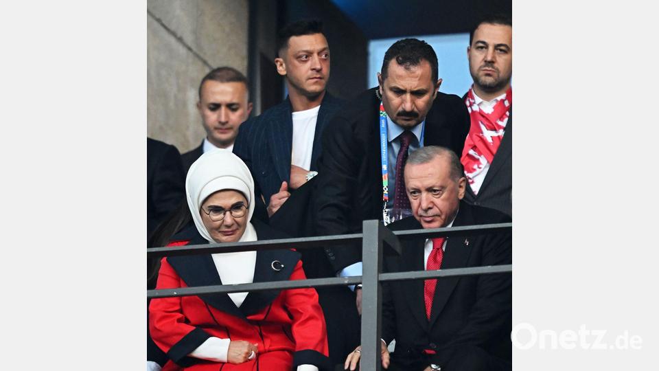 Auch Mesut Özil (M) war bei dem EM-Viertelfinale im Berliner Olympiastadion. Bild: Sebastian Christoph Gollnow/dpa