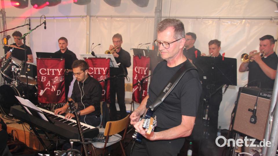 Die Cityband auf der Bühne im Rathaushof. Bild: kro