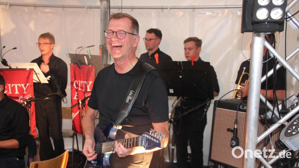 Gitarrist Helmut Wolfrum aus Tirschenreuth war am Samstag Gastmusiker in der Cityband. Bild: kro
