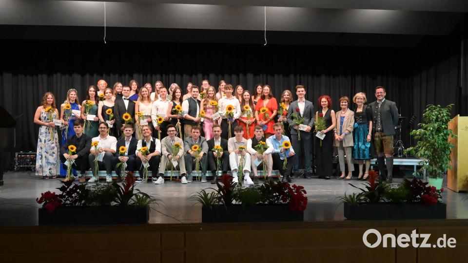 Für alle Schüler mit einem Notendurchschnitt bis einschließlich 1,9 gab es eine Sonnenblume und wertvolle Geschenke. Bild: Silke Winkler