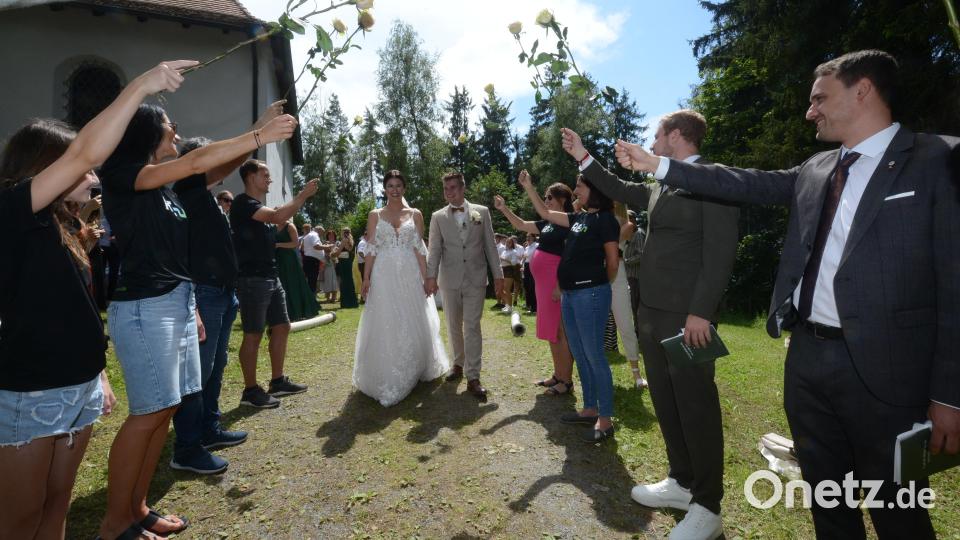 Die Arbeitskolleginnen und Arbeitskollegen der Braut ließen das Paar durch ein Spalier mit weißen Rosen gehen. Bild: bey