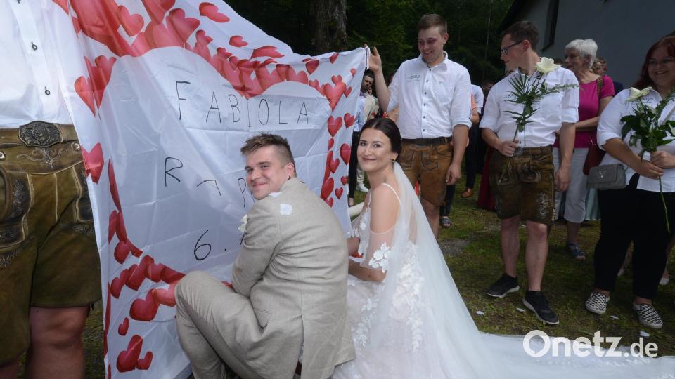 Das Brautpaar Raphael und Fabiola Balk durften ein Herz ausschneiden, dass die Katholische Landjugend Burkhardsrieth mitgebracht hatte. Bild: bey