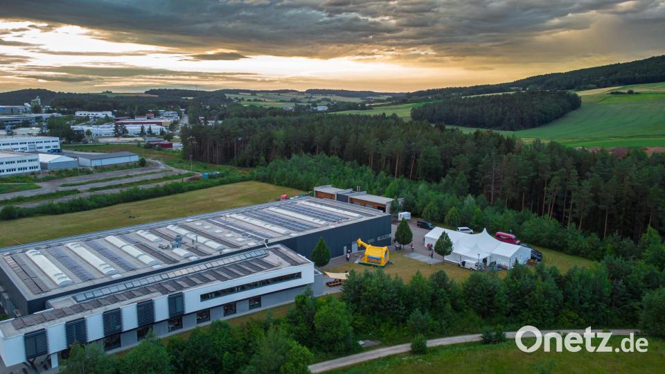 Ein Blick auf eines der Moedel-Gebäude im Industriegebiet Nord und auf das Festzelt, in dem das 50-jährige Bestehen mit 230 Gästen gefeiert wurde. Bild: Stefan Preitschaft