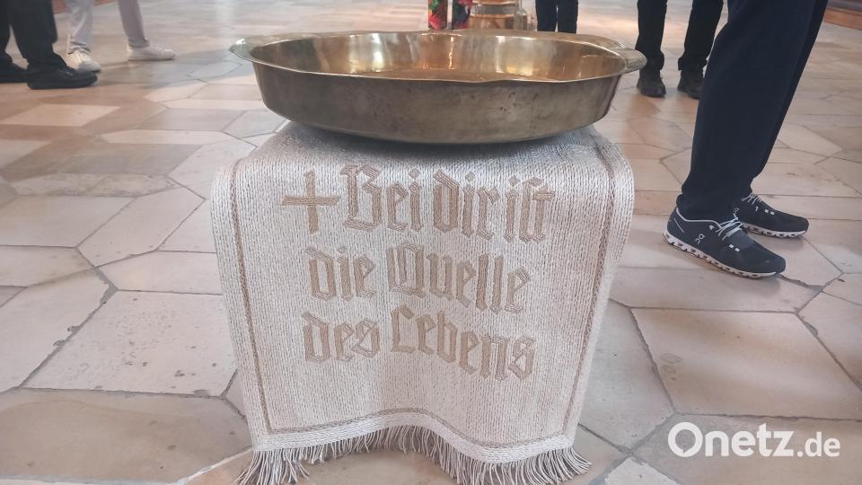 Beim Michaelsfest wurde diese historische Taufschale an das Weidener Stadtmuseum übergeben. Bild: aem