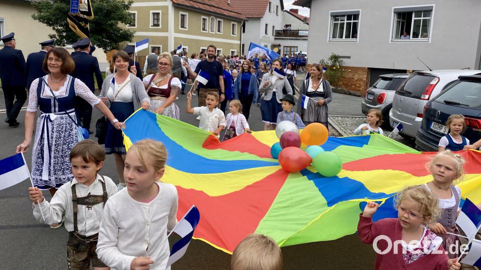 Der Festzug zum Jubiläum des SV Freudenberg war bunt - auch dank der vielen Kinder, die mitmarschierten. Bild: gri