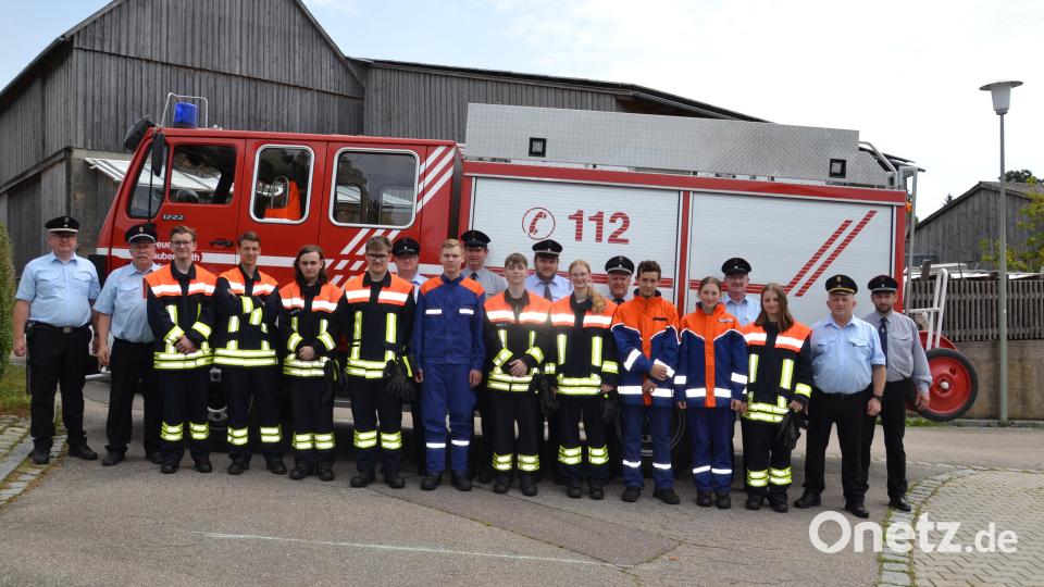 Den jungen Feuerwehranwärtern gratulierten nach bestandener Prüfung das Feuerwehrprüfungsteam sowie die Vorstandsmitglieder der beiden Wehren Saubersrieth-Niederland und Tröbes. Bild: Garreiss/exb