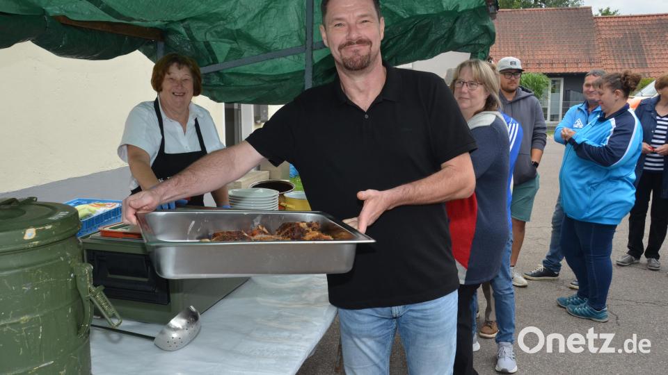Beim Fest wird jede kräftige Hand gebraucht. Jürgen Sollfrank sorgt für Fleischnachschub. Bild: dob