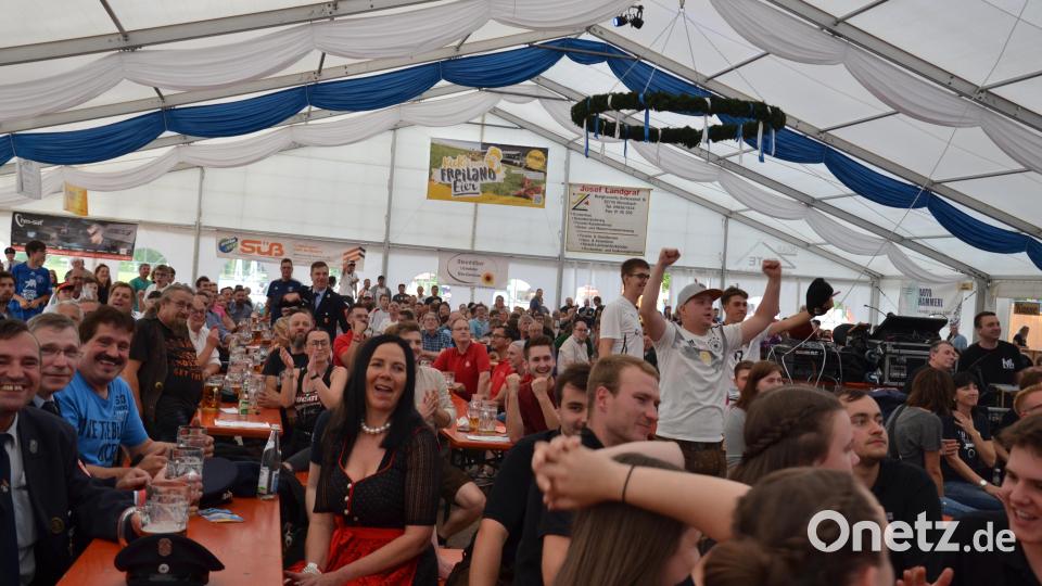 Auf einer großen Leinwand fiebern die Festbesucher bei dem EM-Spiel Deutschland gegen Spanien mit. Bild: gi