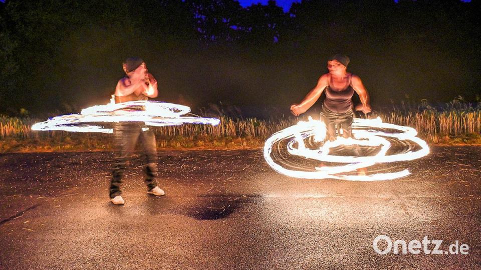 Zum Festausklang am Samstagabend bereicherte die Gruppe „Drachenherz“ das Jubiläum der Feuerwehr Friedenfels mit einer eindrucksvollen Feuershow. Bild: bsc