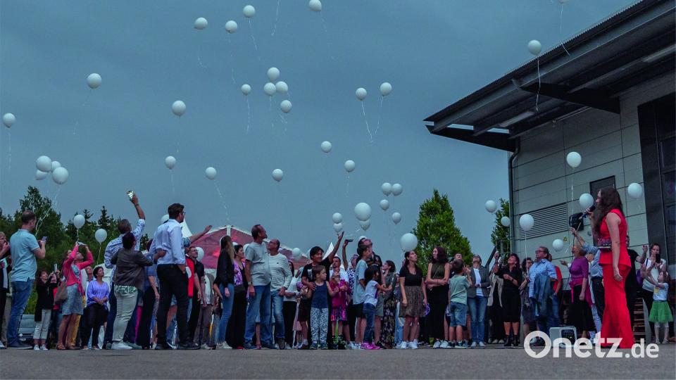 Annalena Moedel, die 15-jährige Tochter von Geschäftsführer Christian Moedel, hatte eine Aktion vorbereitet, bei der 100 weiße Luftballons aufstiegen. Bild: Stefan Preitschaft