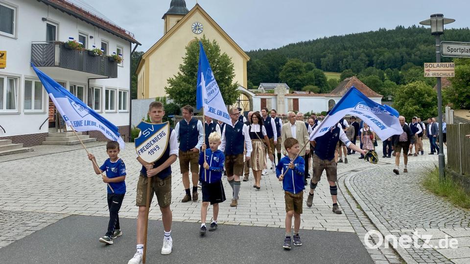 Weiß und blau sind die Farben des SV Freudenberg. Diese Farben prägten auch den Festzug durch das Dorf. Bild: gri