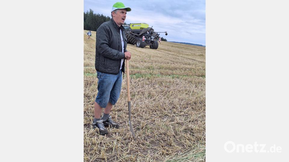 Stefan Adam erklärte, warum keinen Pflug mehr braucht. Bild: Reinhold Witt/exb