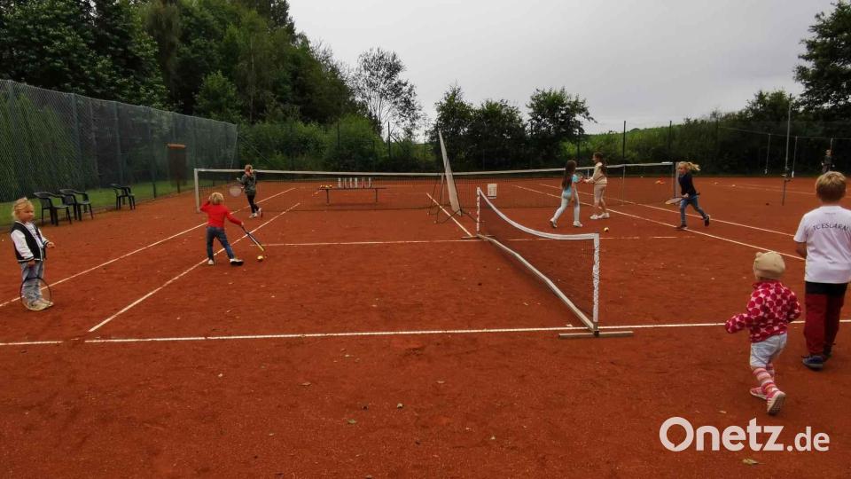 Auf den Tennisplätzen tummelte sich mit Ball und Tennisschläger der Nachwuchs. Bild: gz