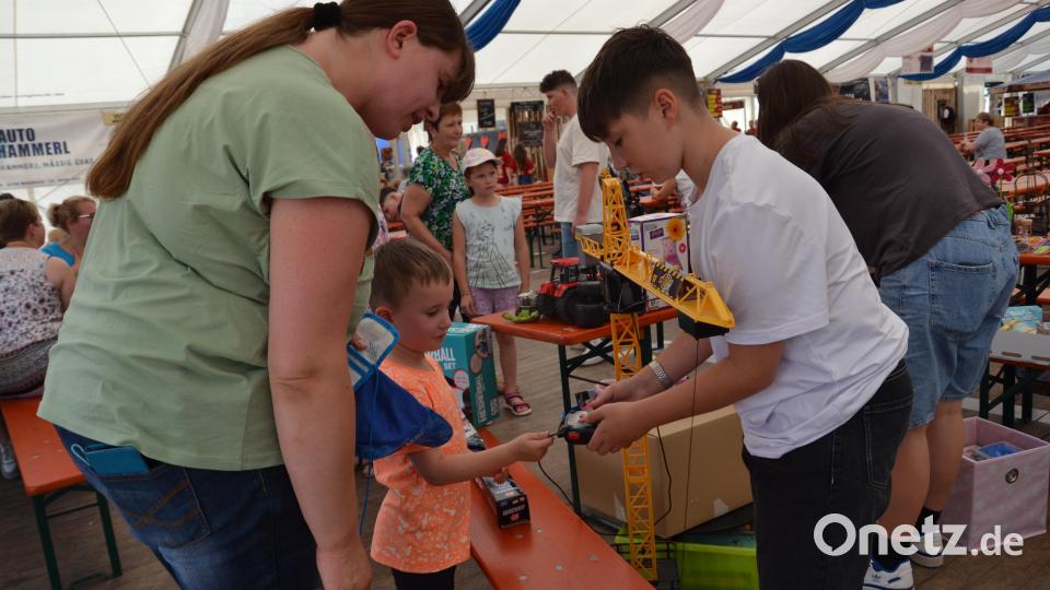 Ein Kinderflohmarkt im Festzelt kommt gut an. Bild: gi