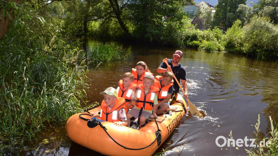 Zahlreiche Kinder wollen auch einmal eine Schlauch-Bootsfahrt auf der Pfreimd machen. Dies wurde von der Feuerwehr Böhmischbruck beim Kindertag angeboten. Bild: gi