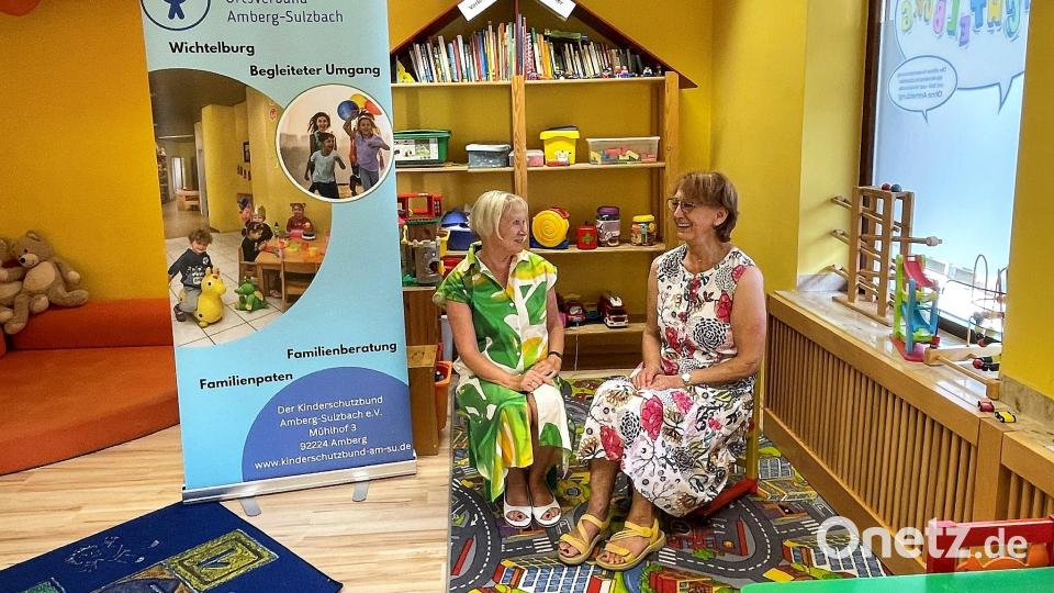 Die Vorsitzende des Kinderschutzbundes Brigitte Breitfelder (rechts), gemeinsam mit der ehrenamtlichen Helferin Bärbel Germann, der diese Aufgabe große Freude macht und die sie auch als persönliche Bereicherung empfindet. Bild: Susanne Schwab