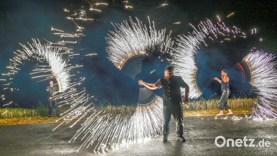 Zum Festausklang am Samstagabend bereicherte die Gruppe „Drachenherz“ aus Friedenfels das Jubiläum der Feuerwehr Friedenfels mit einer eindrucksvollen Feuershow. Bild: bsc
