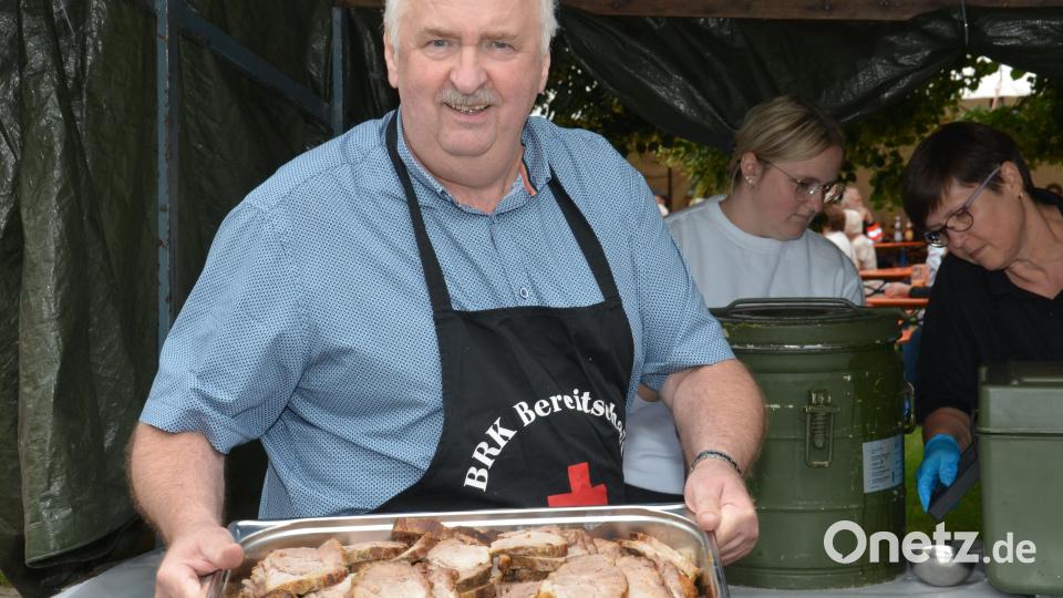 Beim Gartenfest packt sogar der ehemalige ILS-Leiter Herbert Putzer mit an. Bild: dob