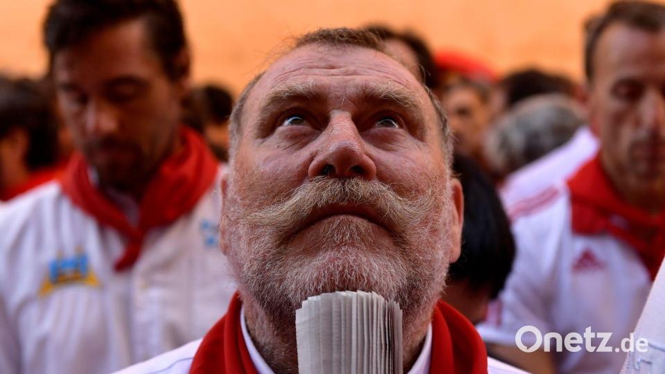 Viele Läufer halten traditionell eine aufgerollte Zeitung in der Hand, mit der sie während der Hatz anderen Läufern Zeichen geben und den Stieren auch leichte Klapse geben können, um sie zu dirigieren. Bild: Alvaro Barrientos/AP