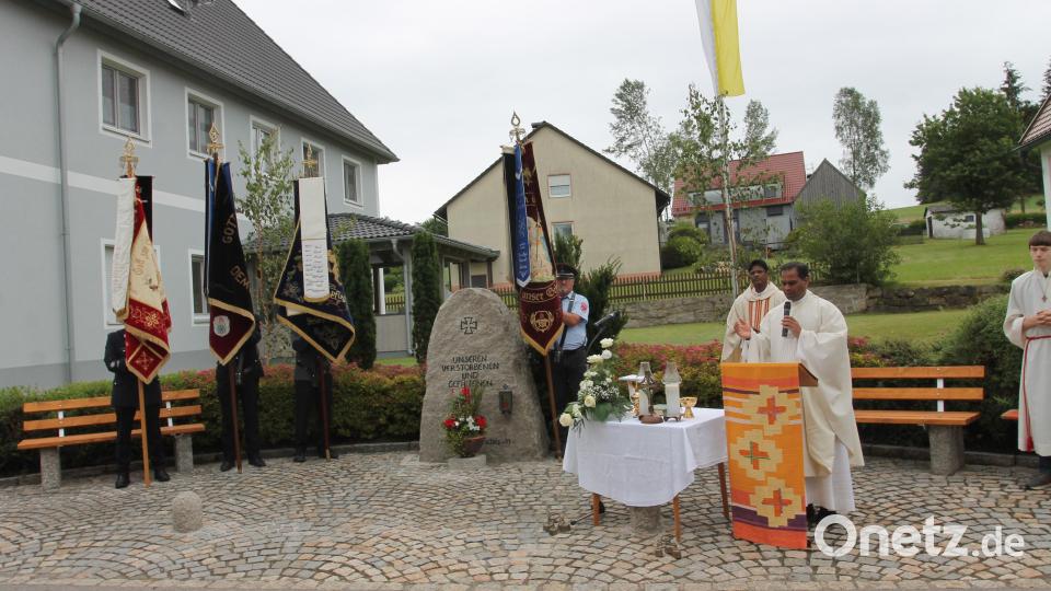 &quot;Gott hat uns viele Menschen geschenkt, die viel Zeit aufgebracht haben und noch aufbringen, damit nicht nur unsere Kapelle glänzt, sondern auch unsere Pfarrgemeinde eine dynamische Kirche bleibt&quot;, freut sich Pfarrer John Subash Vincent. Bild: pi
