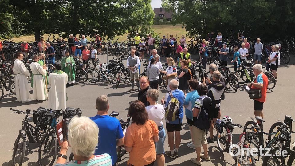 Alljährlicher Höhepunkt der Fahrradwallfahrt nach Fuchsmühl ist die Segnung der Teilnehmer und ihrer Räder durch die Geistlichen. Archivbild: wro