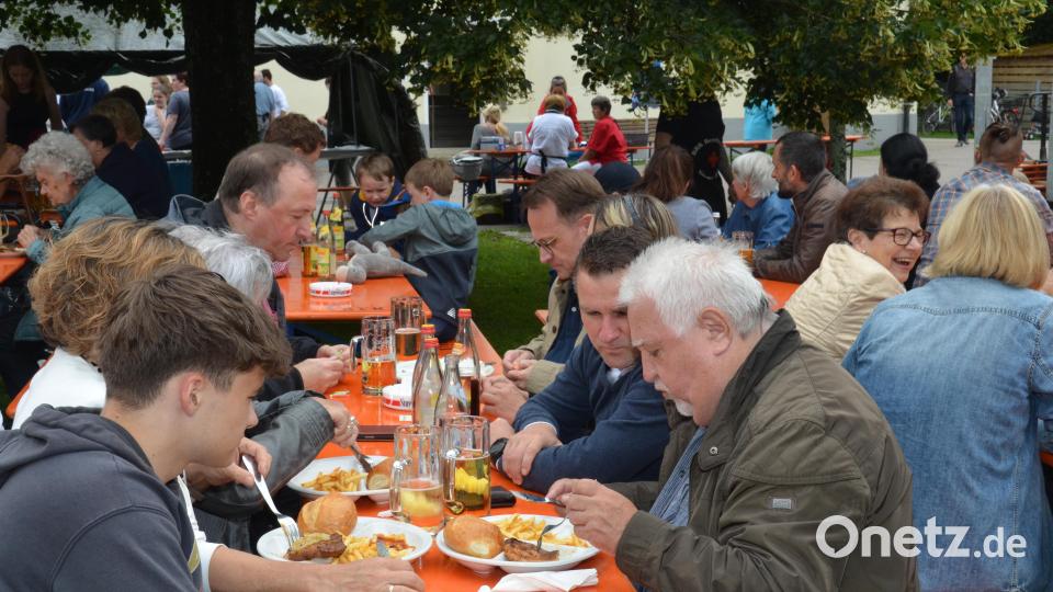 Viele Gäste geben sich beim BRK-Fest in Vohenstrauß bereits zum Mittagstisch ein Stelldichein im Rotkreuzgarten. Bild: dob