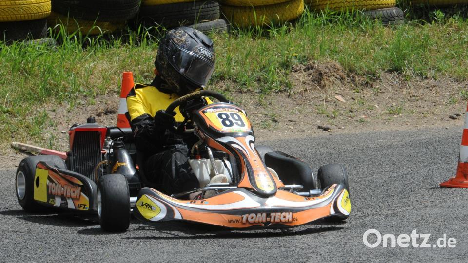 Nur drei „Mädels“ waren beim Kart-Slalom mit dabei, eine davon Simone Kraus vom NAC Amberg, die hier mehr oder minder quer durch die Pylonen brettert und zweimal Siebte ihrer Klasse wurde. Bild: gf