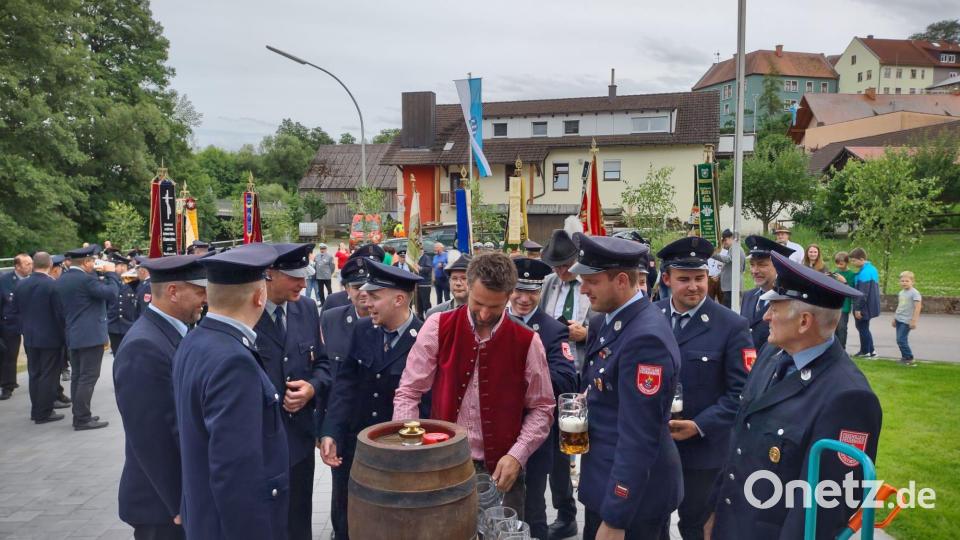 Brauerei-Chef Uli Scheuerer versorgt die Feuerwehr-Kameraden nach dem Bieranstich mit dem kühlen Gerstensaft. Bild: gi