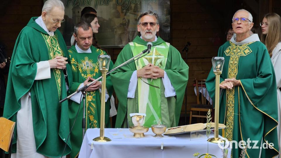 Der aus Floß stammende Pater Leo Beck, Pater Witold, Guardian Pater Stanislaus und Missionar Pater Stanislaus Strojecki (von links) zelebrieren den Fahrradgottesdienst im Klosterhof. Bild: mas