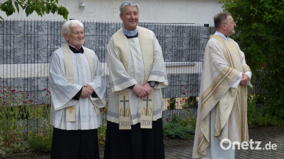 Der ehemalige Pfarrer von Kohlberg, Andreas Schlagenhaufer (links), nahm an der Primizfeier seines ehemaligen Ministranten teil. Bild: hme