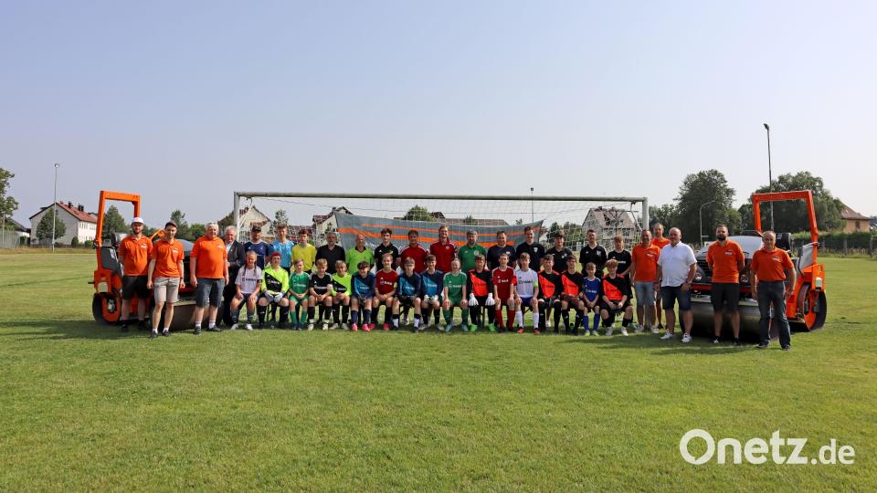 Zehn Mannschaften nahmen am Hamm-Cup 2024 teil. Im Bild jeweils die Torhüter und Spielführer der einzelnen Teams sowie Ausbilder und das Organisationsteam der Hamm AG. Peter Gold, Zweiter Bürgermeister der Stadt Tirschenreuth (Vierter von links), eröffnete das Turnier. Bild: Hamm AG/exb