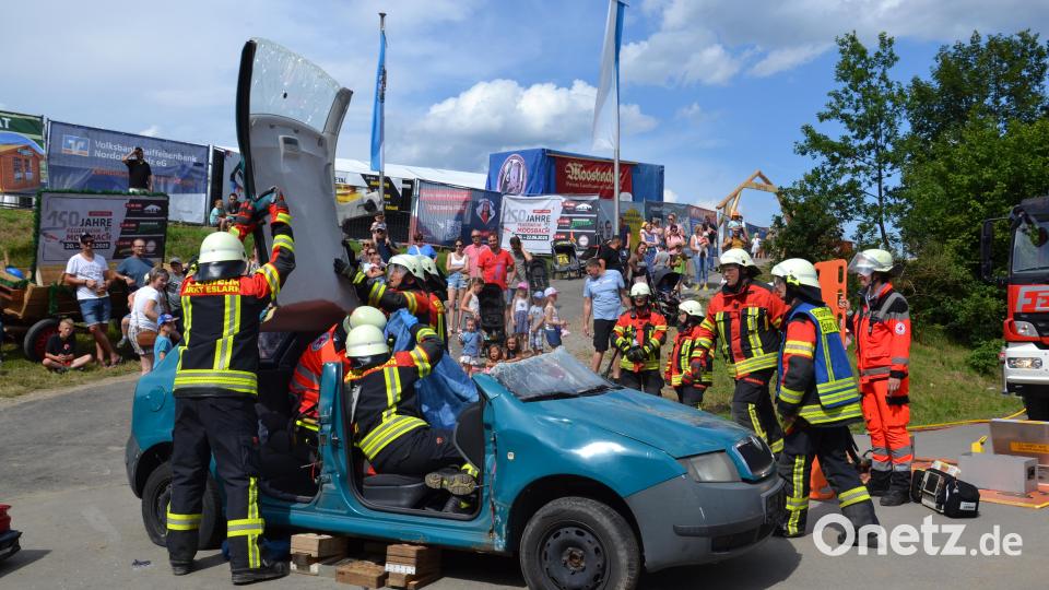 Ein Highlight ist die Vorführung eines simulierten Verkehrsunfalls. Die Eslarner Feuerwehr zeigt eindrucksvoll, wie eine eingeklemmte Person befreit wird. Bild: gi