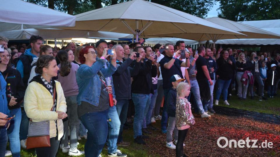 Viele Besucher zückten ihre Handykameras, um das Comeback von &quot;Exist&quot; festzuhalten. Bild: jr